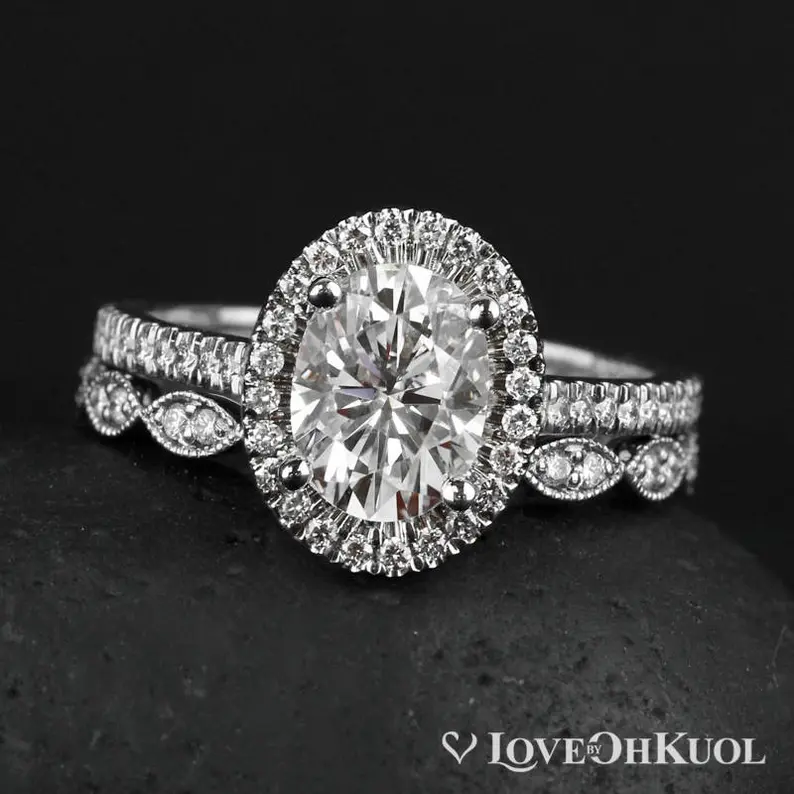 oval-diamond-engagement-rings